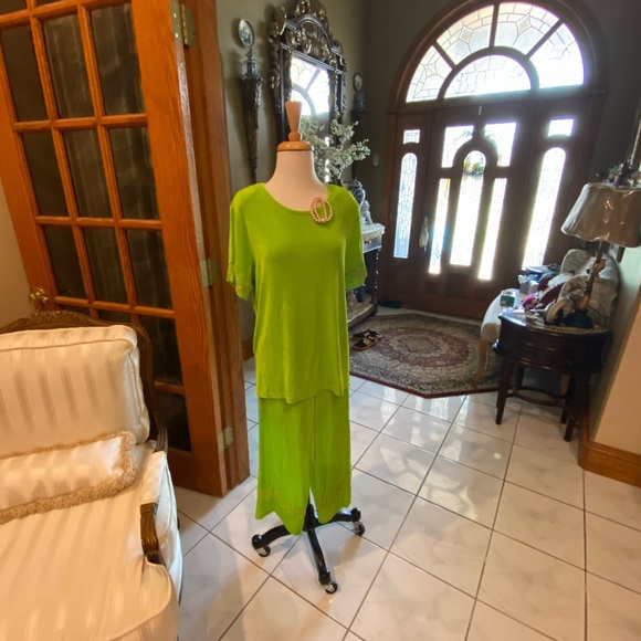 Lime green with pink accent Capri pants suit. With matching bracelet size M - Picture 6 of 6